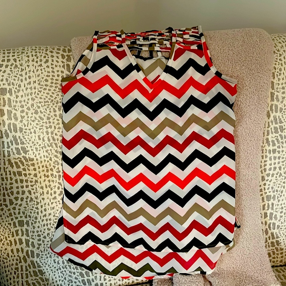 Sleeveless basket weave chevron blouse